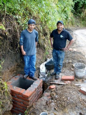 Carlos und Edwin bei Caja